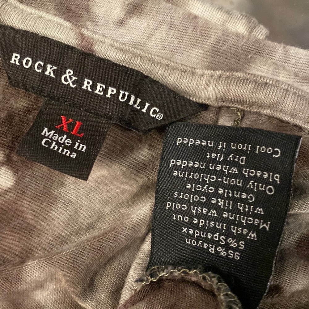 ROCK & REPUBLIC - tee: green tie dye s/s w gunmetal studded shoulder tops - XL - Picture 6 of 16